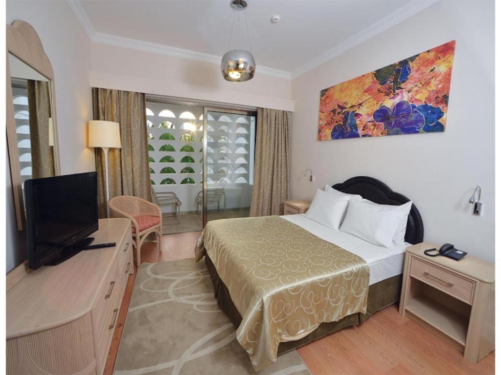 Jasmine Court Hotel Кирения Стая снимка