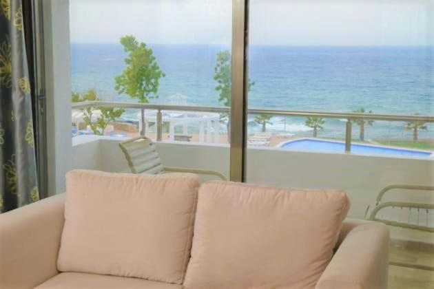 Jasmine Court Hotel Кирения Стая снимка