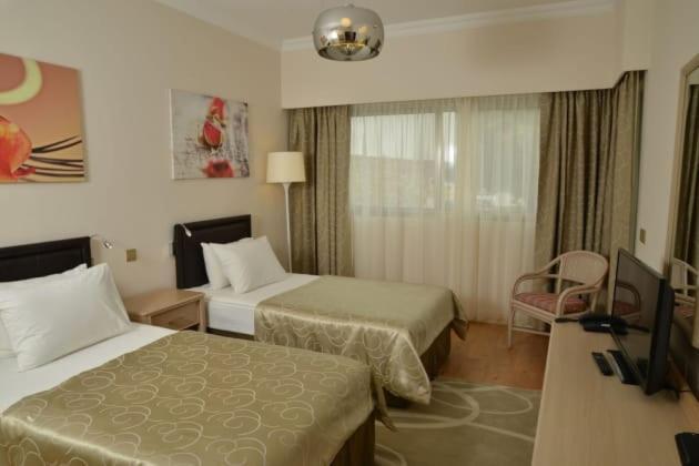 Jasmine Court Hotel Кирения Стая снимка