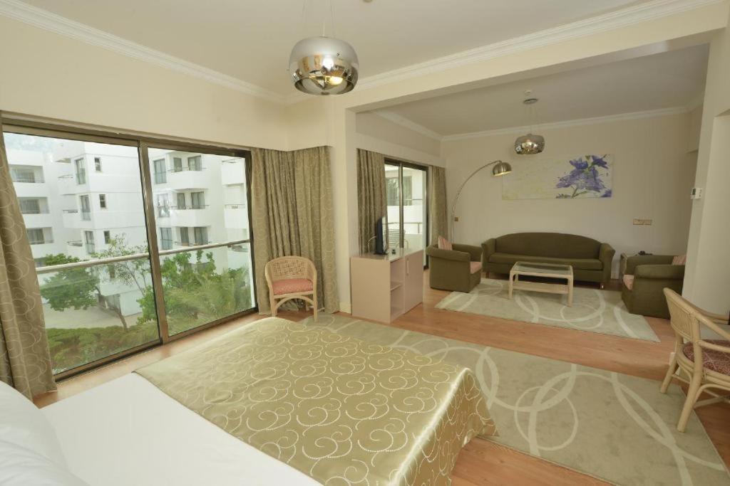 Jasmine Court Hotel Кирения Стая снимка