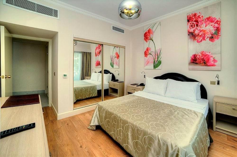 Jasmine Court Hotel Кирения Стая снимка