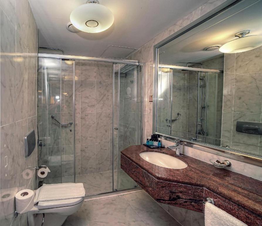 Jasmine Court Hotel Кирения Стая снимка