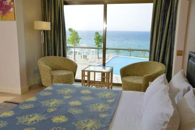 Jasmine Court Hotel Кирения Екстериор снимка