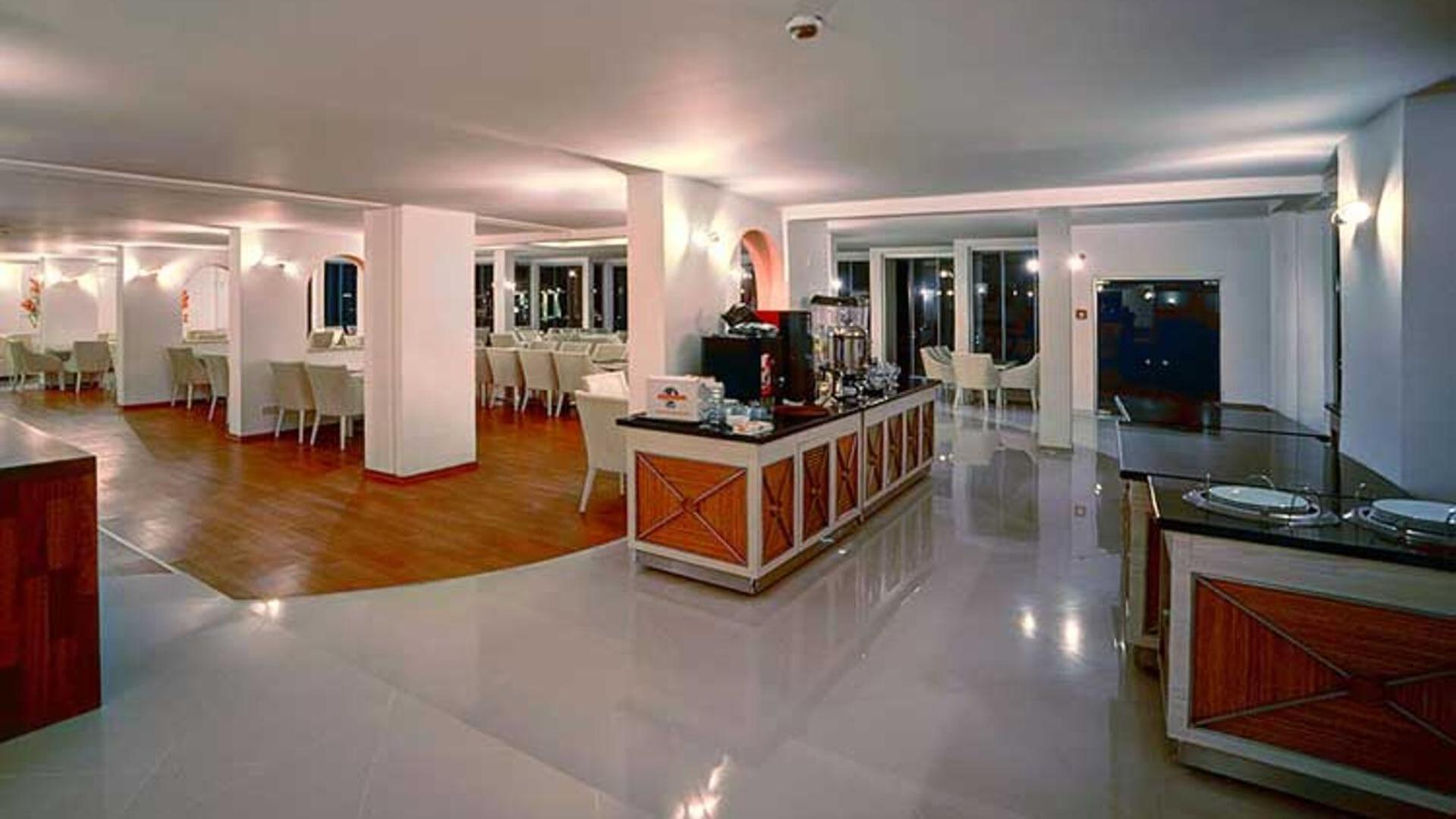Jasmine Court Hotel Кирения Екстериор снимка