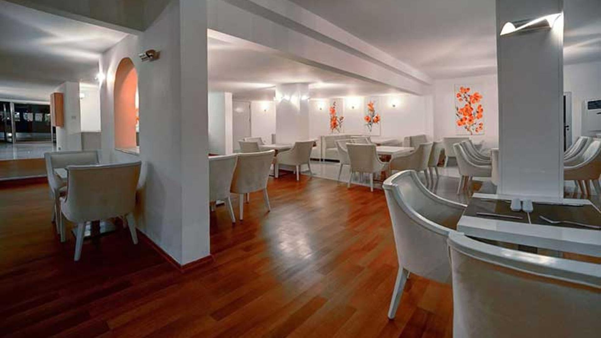 Jasmine Court Hotel Кирения Екстериор снимка
